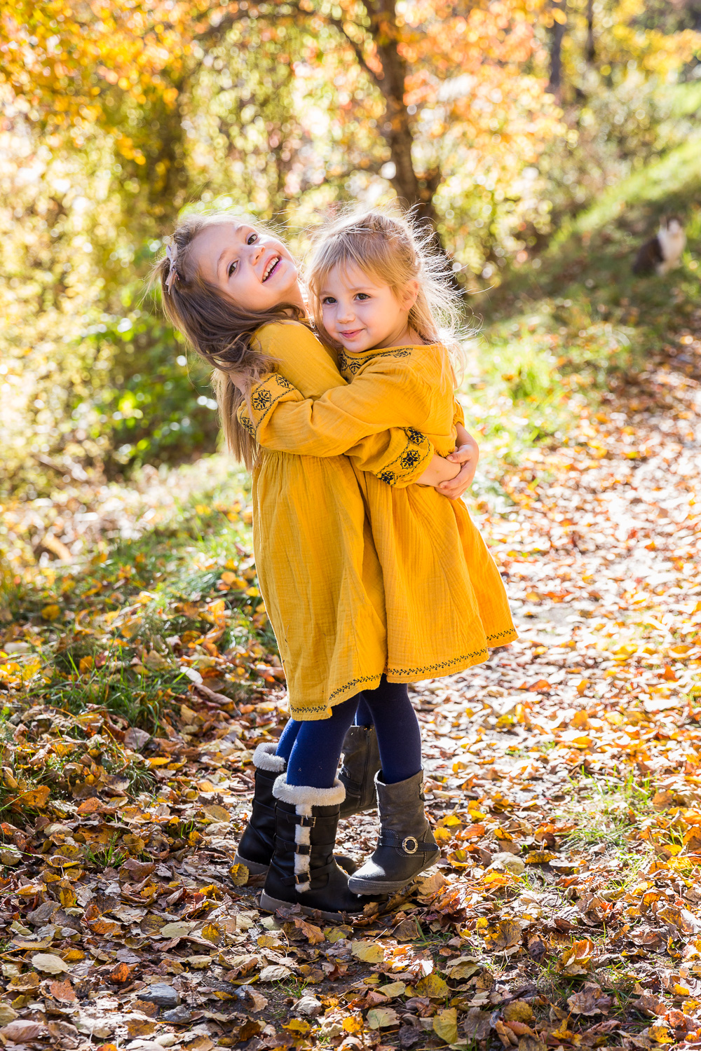 photo de 2 enfants en automne dans la nature en lumière naturelle