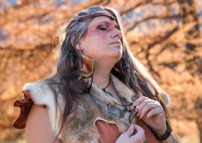 Personnage médiéval féminin – photo en lumière naturelle